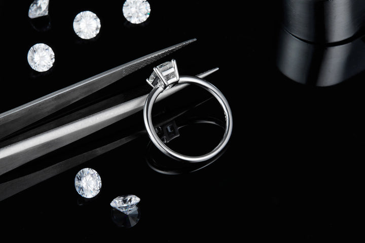 Lumière Solitaire Ring